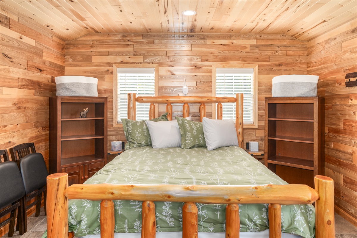 Pine Cabin - Queen Bed