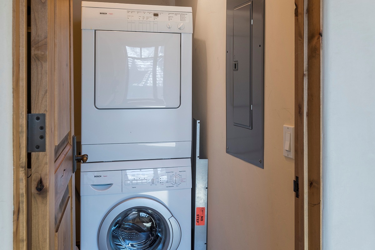 Upper level washer / dryer