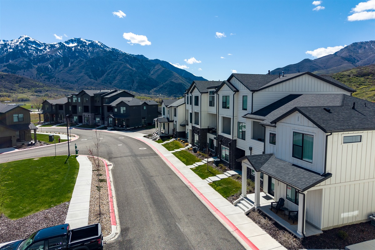 Beautiful Roam community with scenic mountain surroundings.