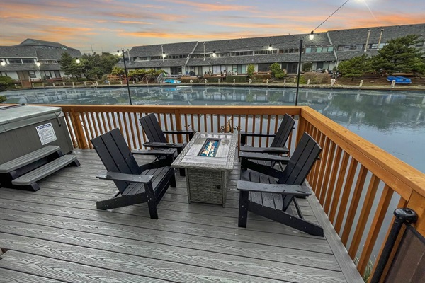 Reconnect with nature, ignite good times. Your private fireside sanctuary awaits on the canal. Enjoy your evenings with crackling flames, rippling water and good company. Make memories that warm you from the inside out with sunset views!