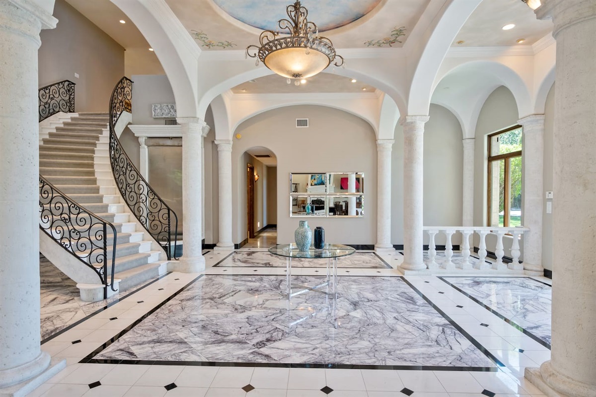 7BR+ Bonus Room Phoenician Mansion w/ Hot Tub&Pool-Heat Avail! — 7BR+Bonus Room Phoenician Estate • Heated Pool + Hot Tub, Phoenix, Arizona — photo 37