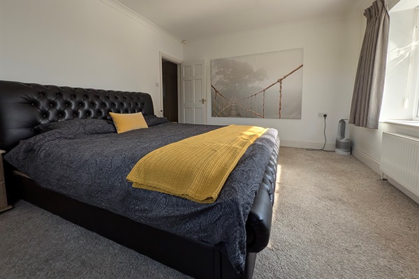 Superking bedroom3, fan, tv, smart lighting, sonos audio.