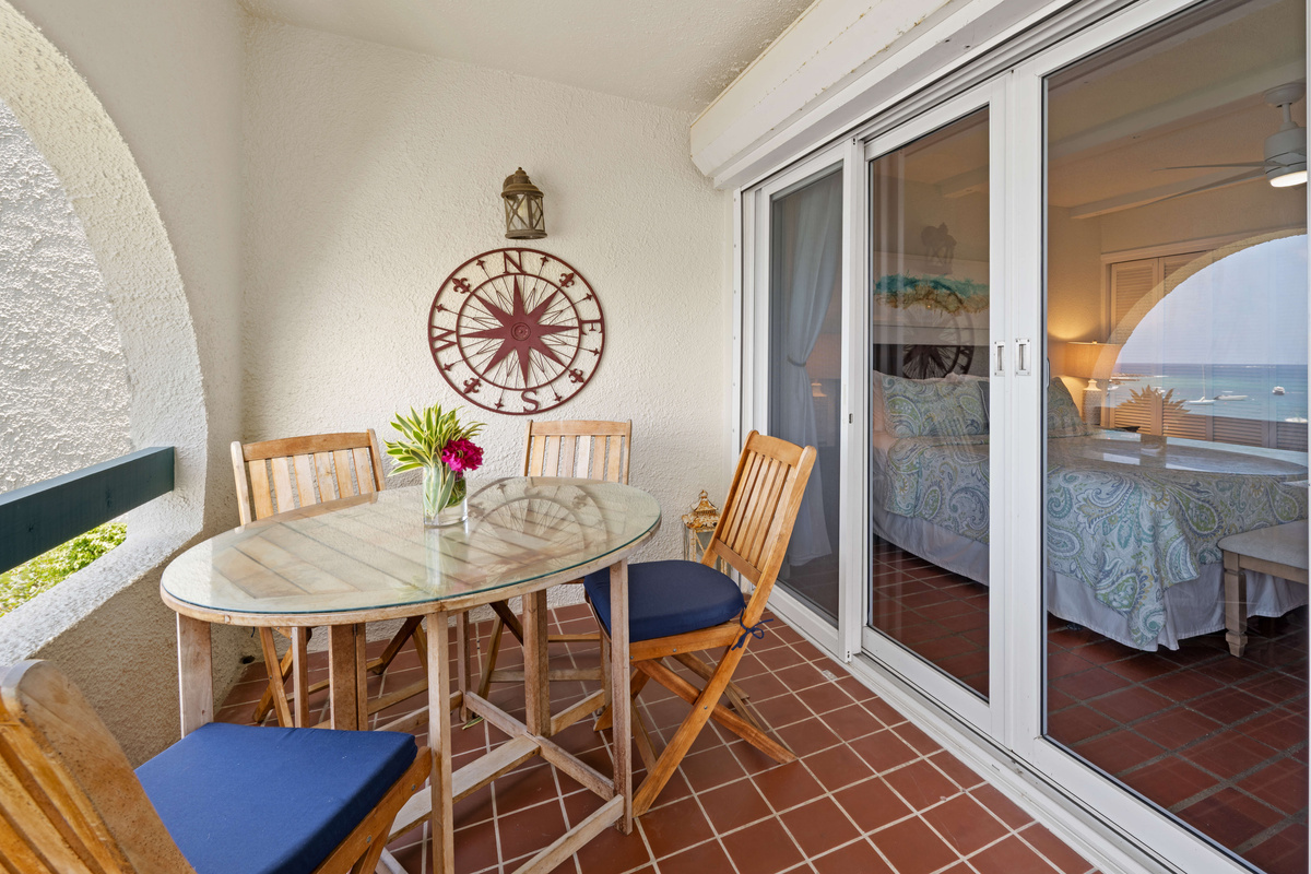 Dine al fresco while taking in breathtaking ocean views and tropical breezes.