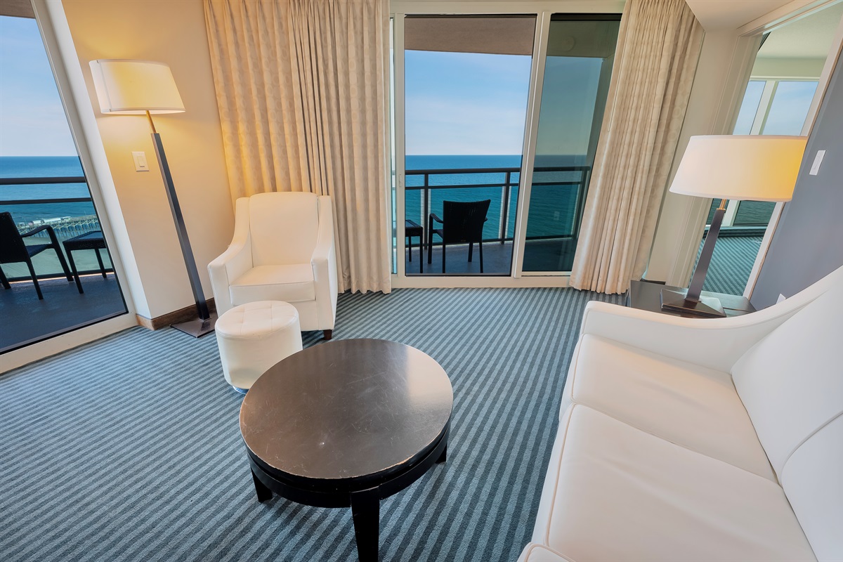 Living Room with Stunning Views🌊☀️