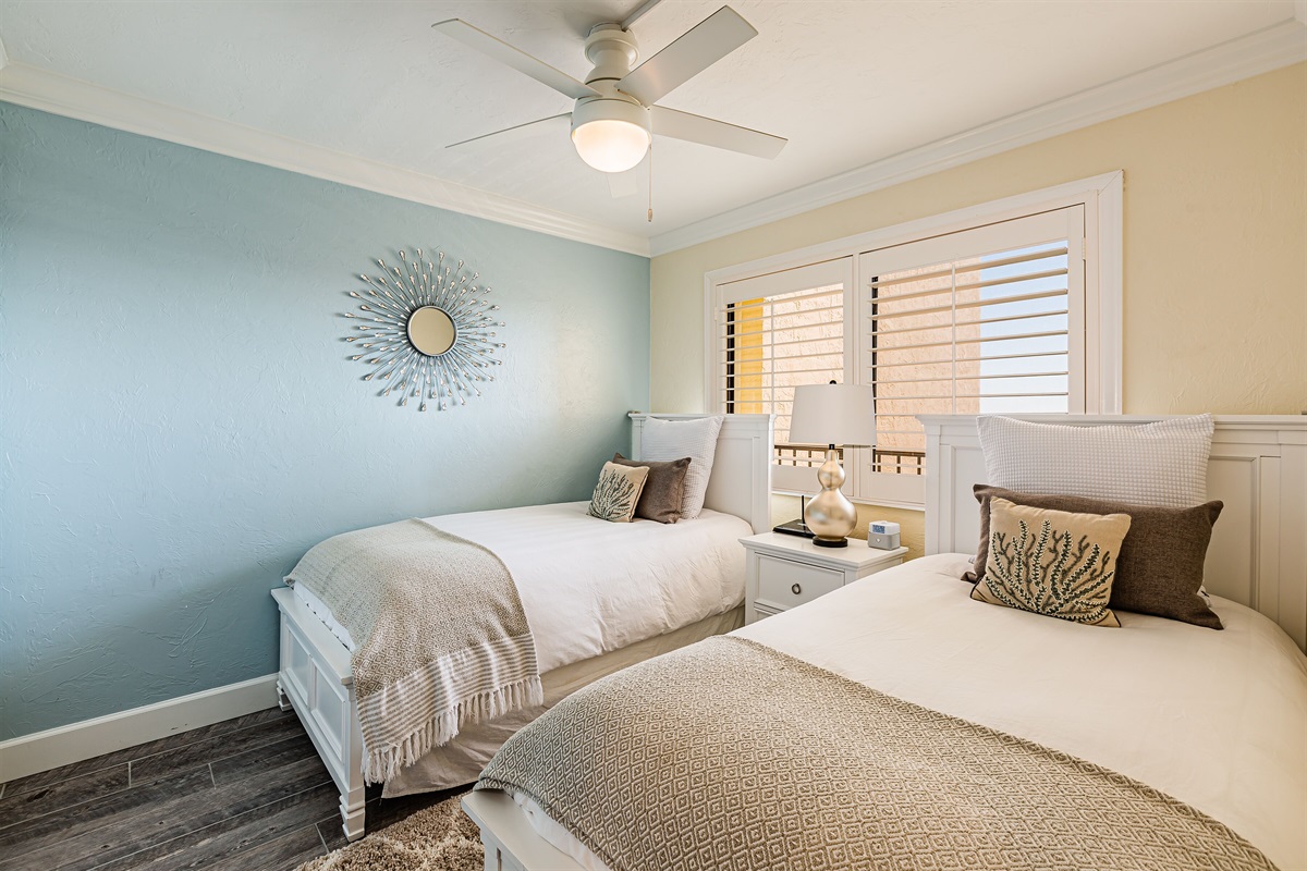 Guest bedroom, twin beds & flatscreen TV on wall
