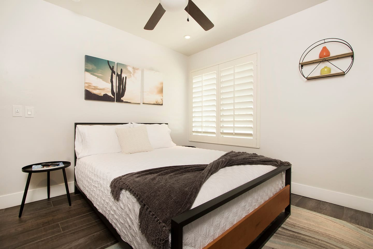 2nd bedroom with queen bed