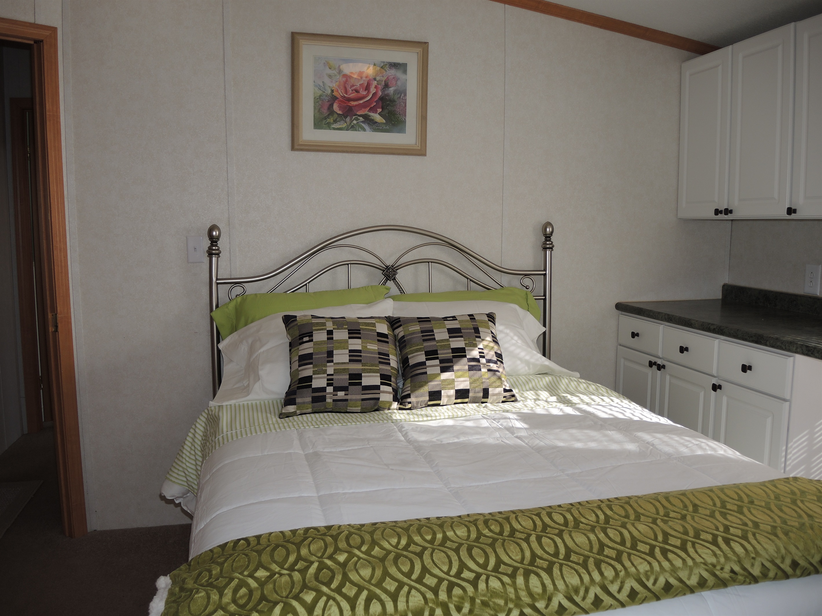 Groveside - Queen bedroom