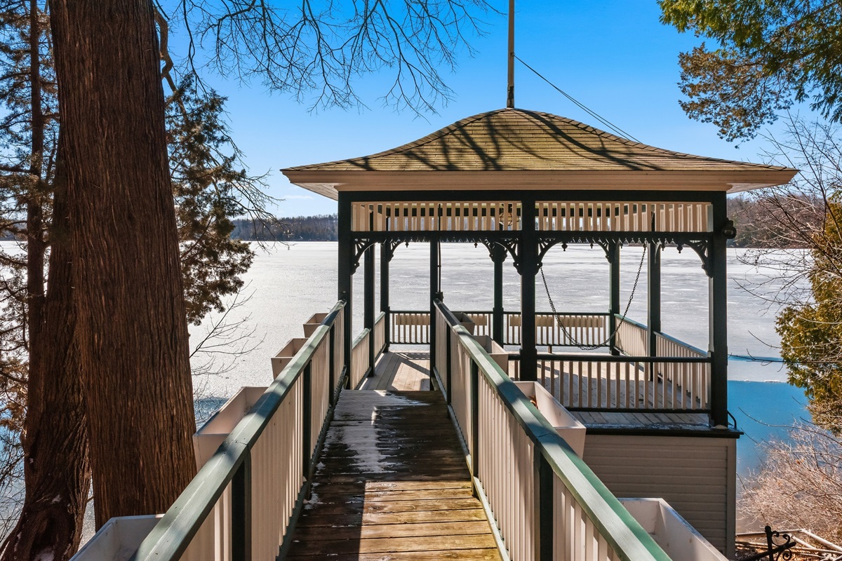 Gorgeous lake views and peaceful lake life living, even in Winter. 