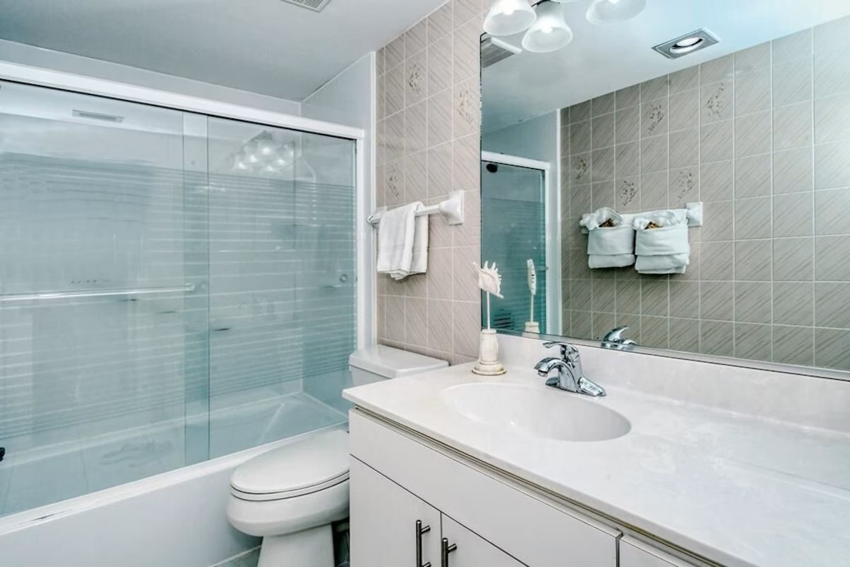 Master bath ensuite, with tub and shower