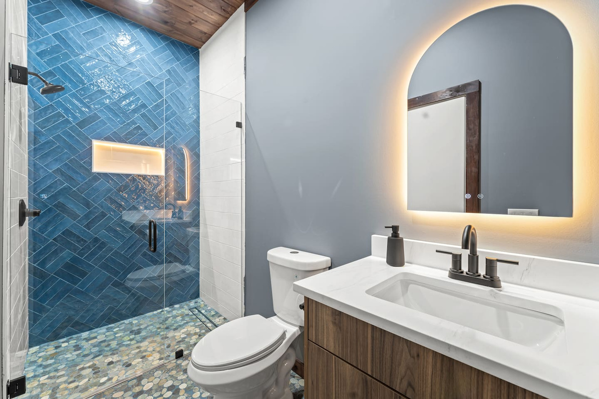 full bathroom in pool room