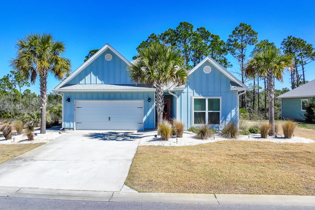 5 min walk to beach, pool, dining, cafe, candy shop and entertainment
