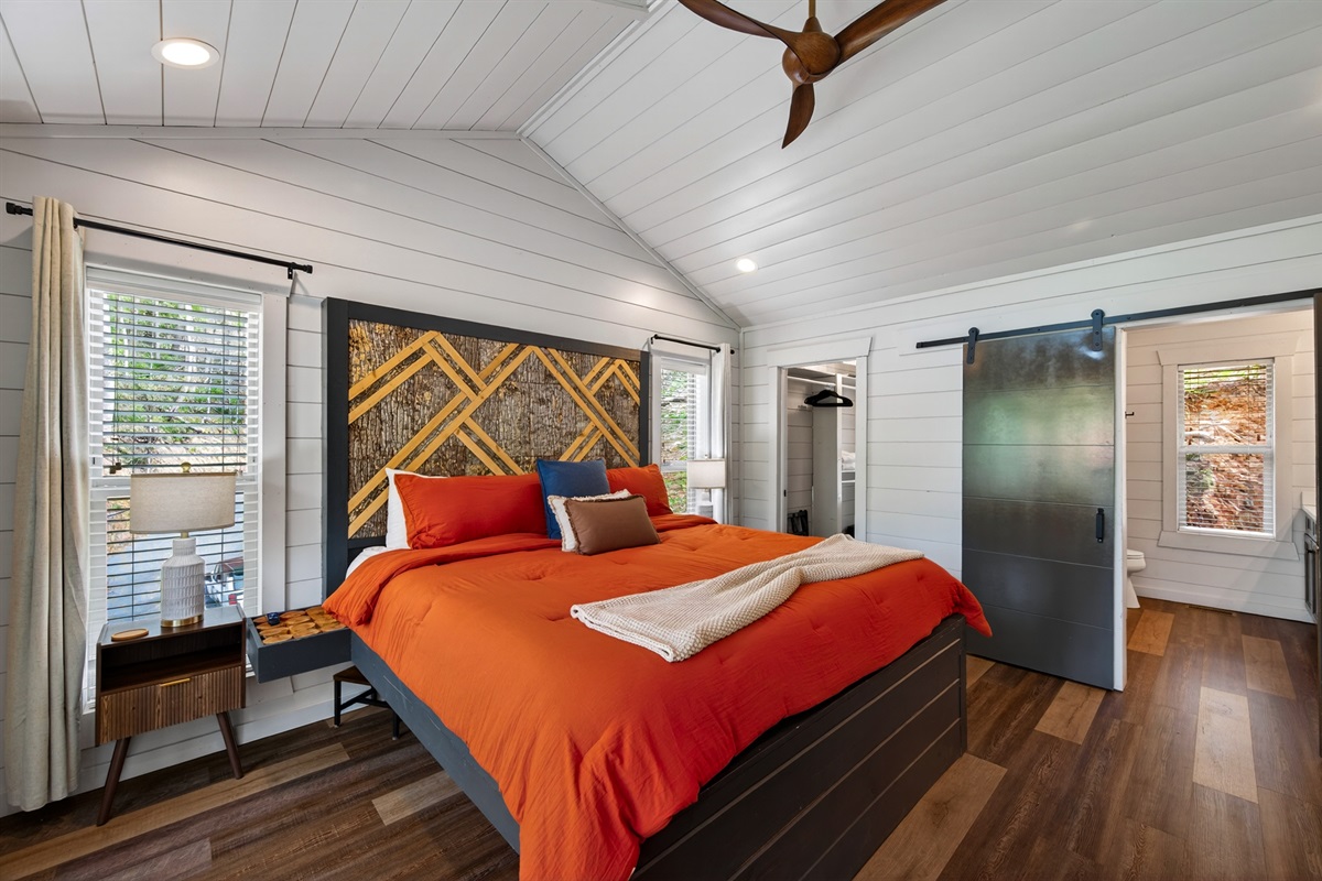 King size bed, with en-suite bathroom.