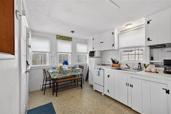 Bright open-concept kitchen and dining area for everyday comfort!