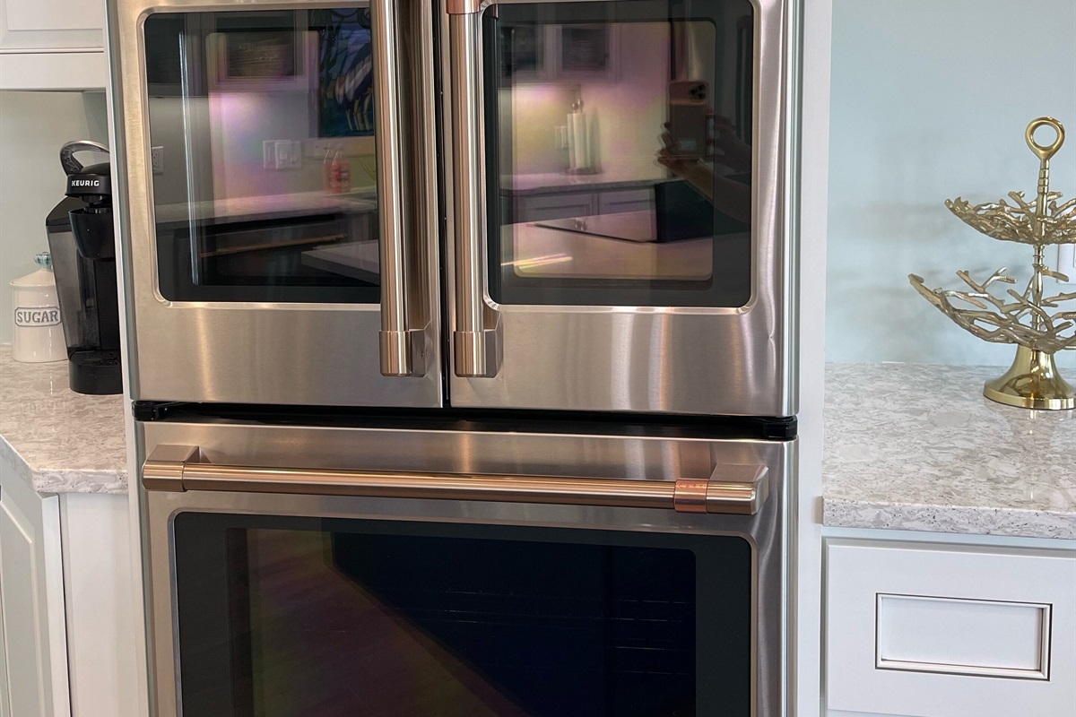 Cooking for a crowd made easy with this Double wall oven!  