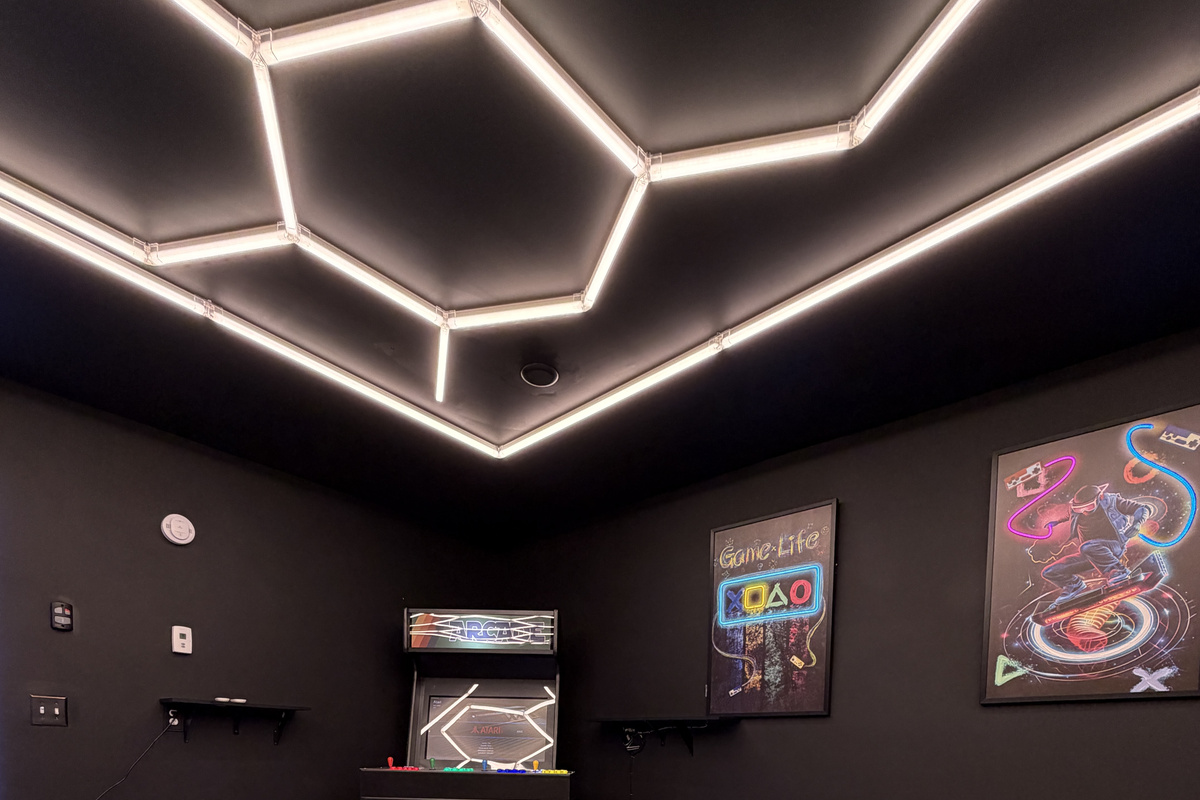 Garage Game Room. Arcade, Pool Table, Couch, Recliner 60" TV