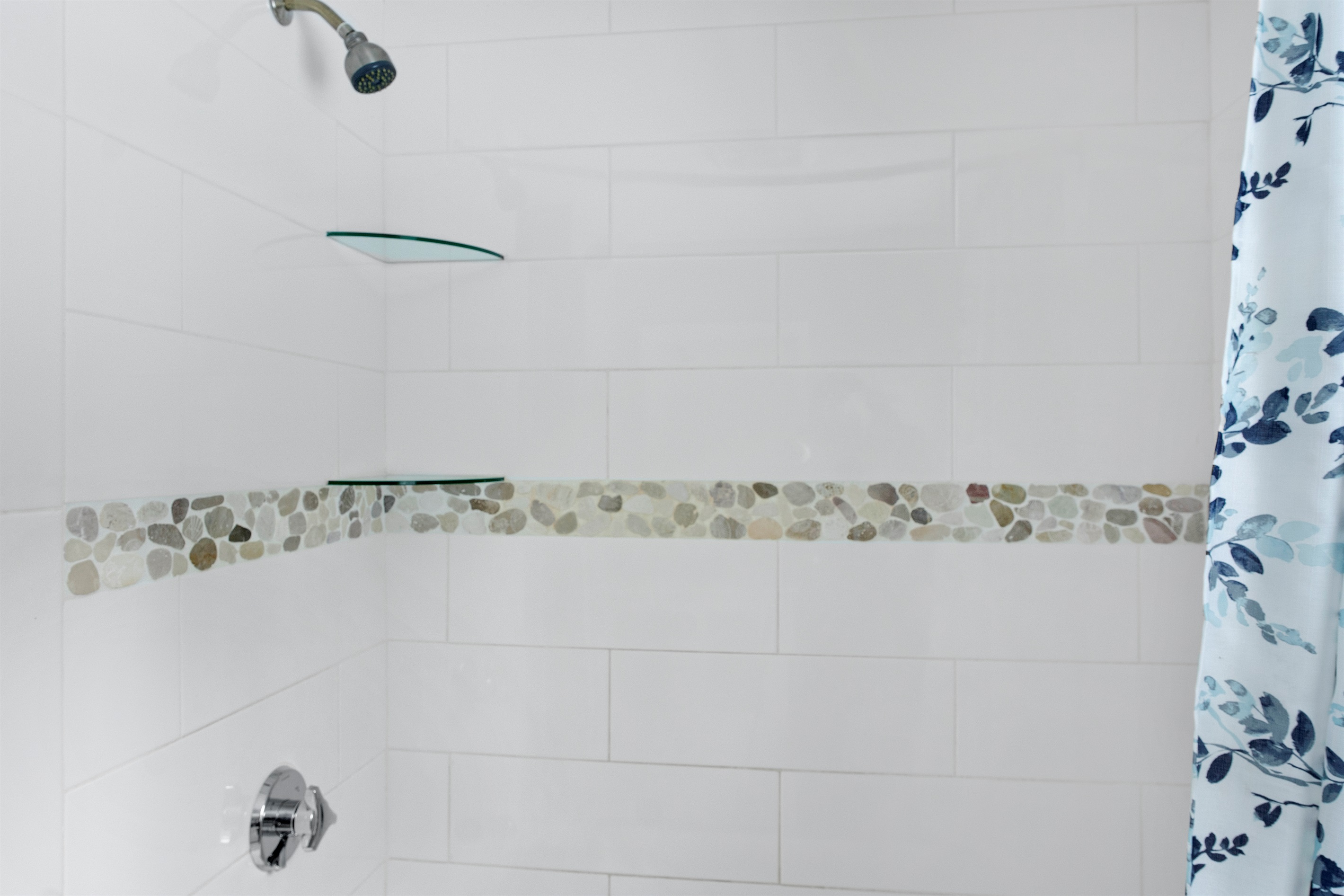 Front Bathroom - Tub / Shower