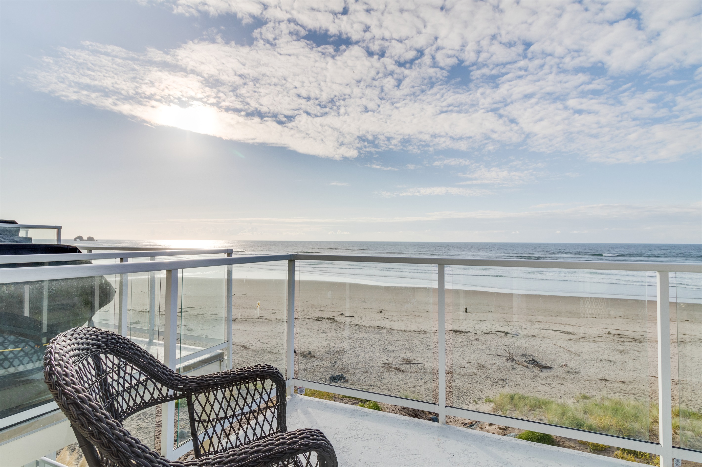Waterfront Oceanfront Rockaway Beach House|3 BDR| Near Downtown|WIFI|W&D 5