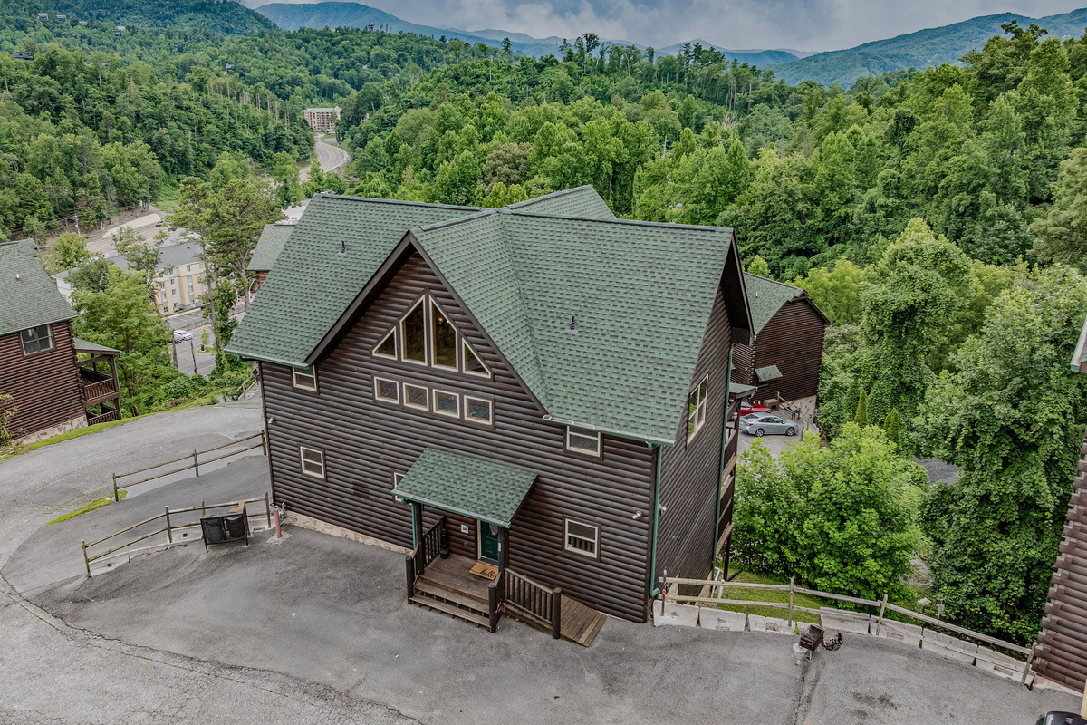 The exterior arrival sets the tone for a private Smoky Mountain retreat made for families, friends, and groups.