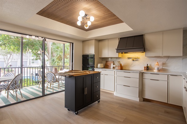 Because nothing says ‘teamwork’ like passing the pepperoni. Give your crew a fun experience with homemade pizza night in our Solo Stove Pizza Oven