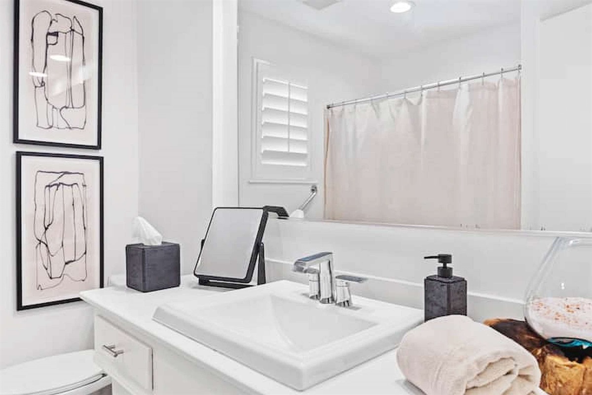 Clean and modern bathroom featuring bright finishes, fresh towels, and a relaxing setup designed to help you feel right at home. ✨🛁
