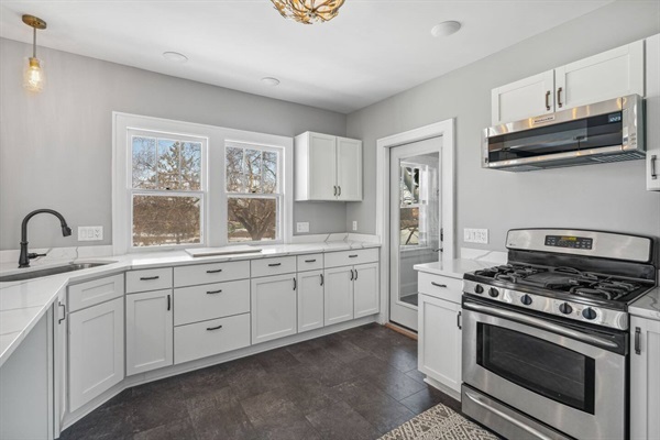 Spacious kitchen, windows overlooking the park!