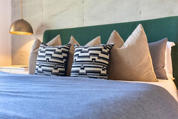 Luxury and comfort wrapped in the tranquility of soft textiles and the modernity of concrete textures, a perfect place to unwind.