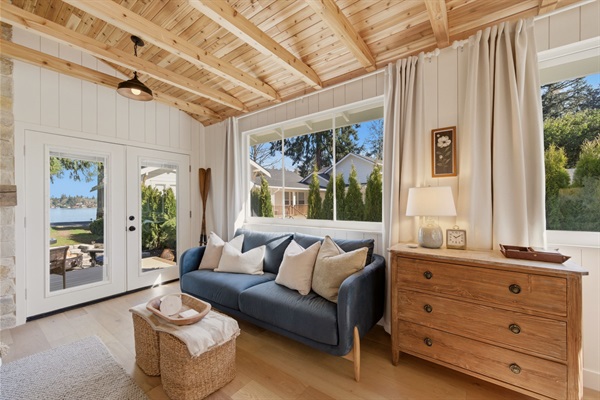 More than just a tiny stay—Little Leaf offers inviting spaces to curl up with coffee, read by the windows, or simply soak in the peaceful lakeside setting. 