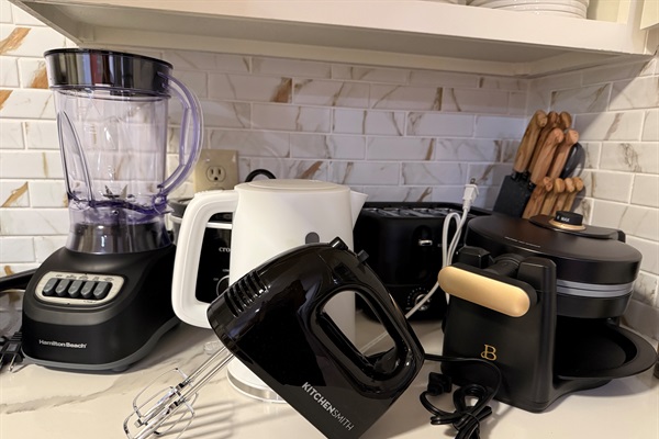 Well-equipped kitchen featuring pots and pans, bakeware, and a large Instant Pot — everything you need for everyday meals or hosting at home. Includes a starter pack of coffee pods, sugar, salt, cooking oil, and basic pantry essentials.
