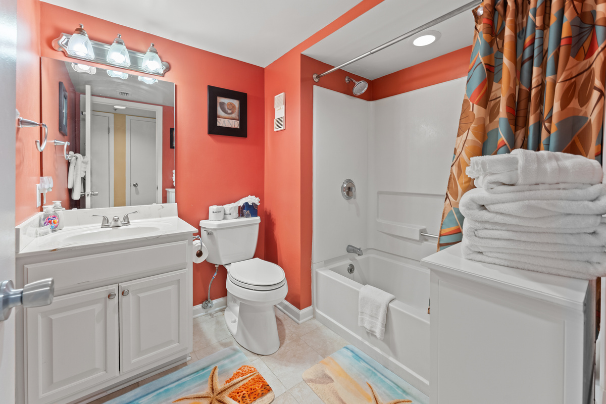 2nd Bathroom with tub/shower combo