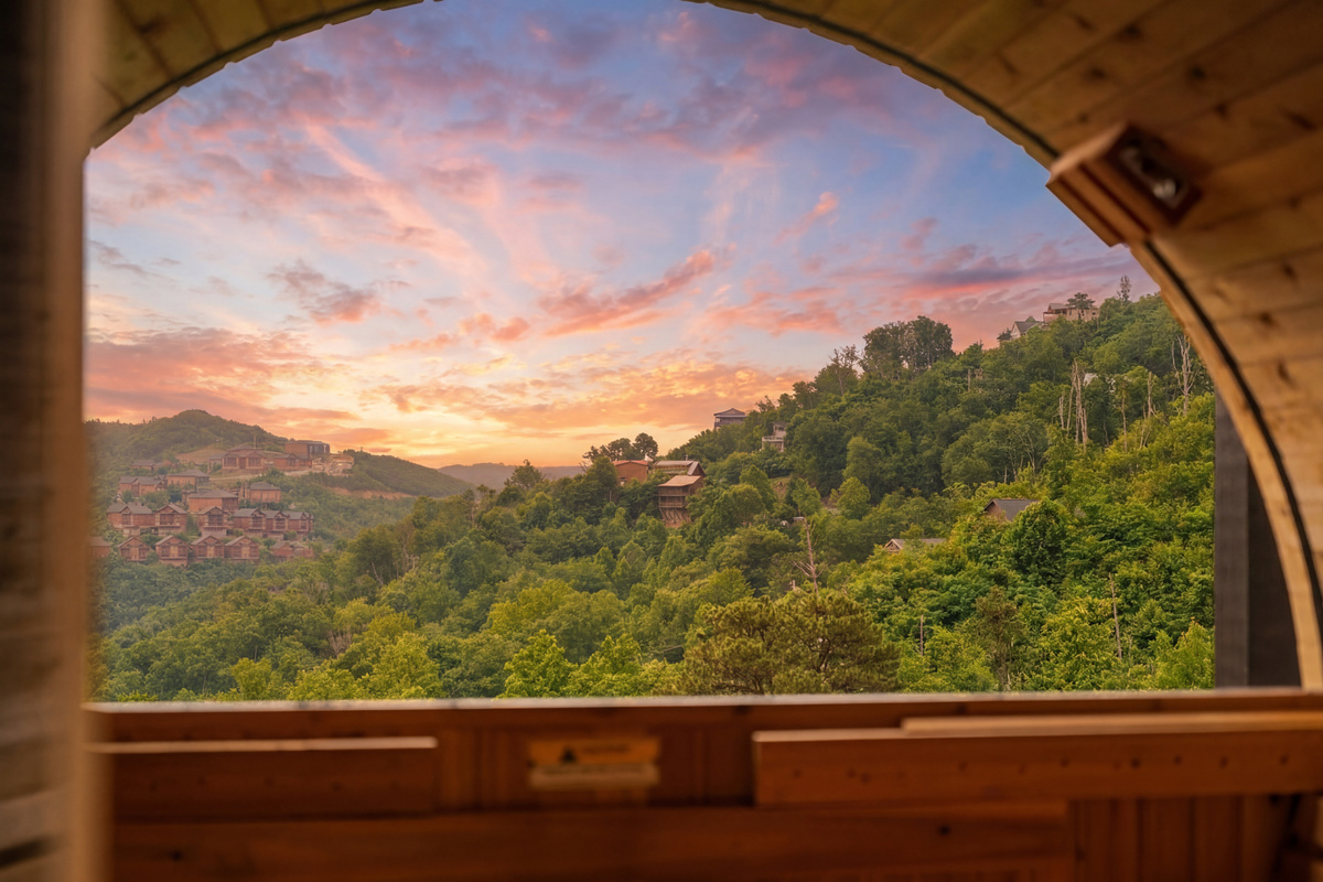 🔥 Private Smoky Mountain View Sauna – Relax, detox, and recharge in the outdoor sauna with a stunning window overlooking the Smoky Mountains. The perfect place to unwind after hiking, exploring Gatlinburg, or soaking in the hot tub. 