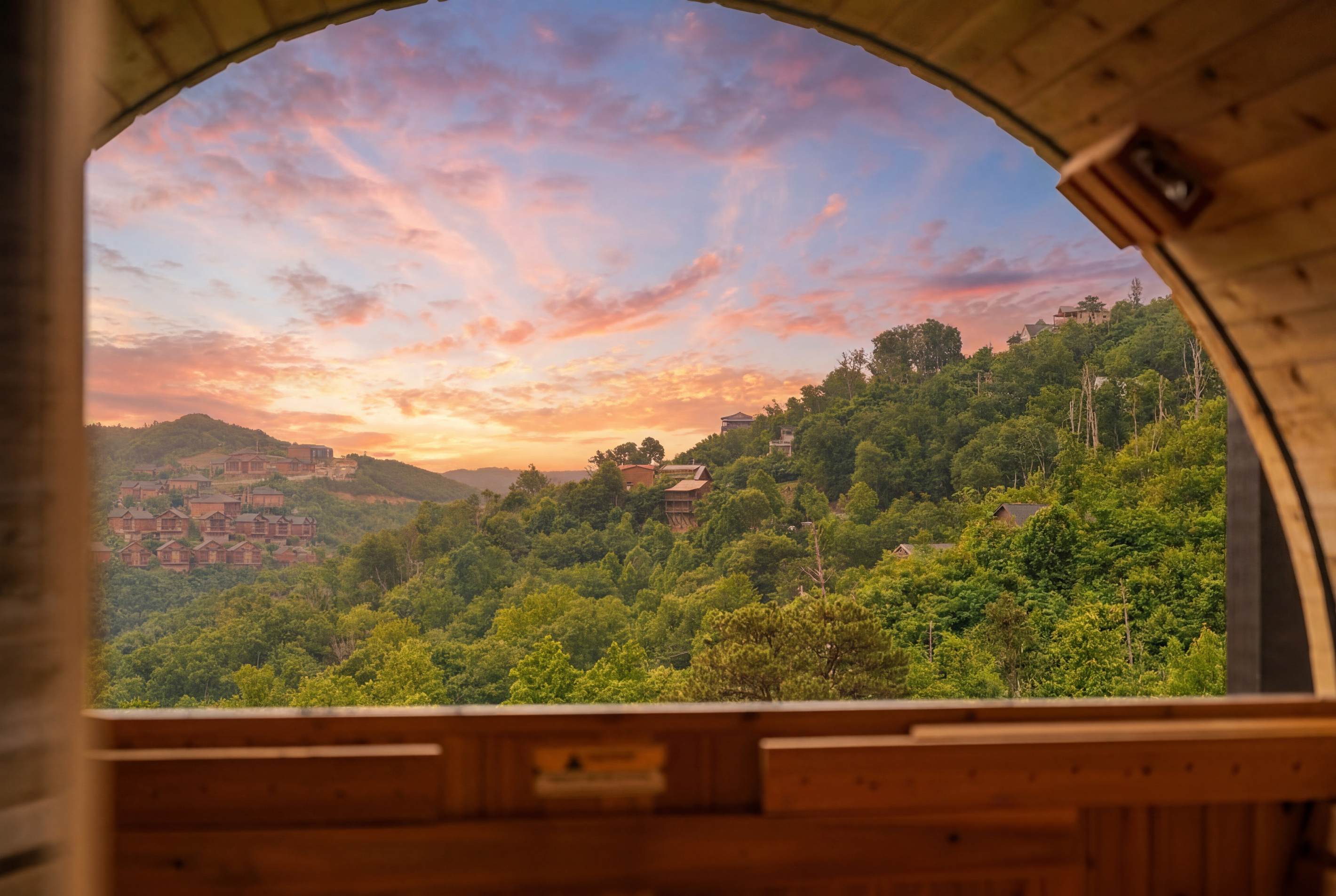 🔥 Private Smoky Mountain View Sauna – Relax, detox, and recharge in the outdoor sauna with a stunning window overlooking the Smoky Mountains. The perfect place to unwind after hiking, exploring Gatlinburg, or soaking in the hot tub. 