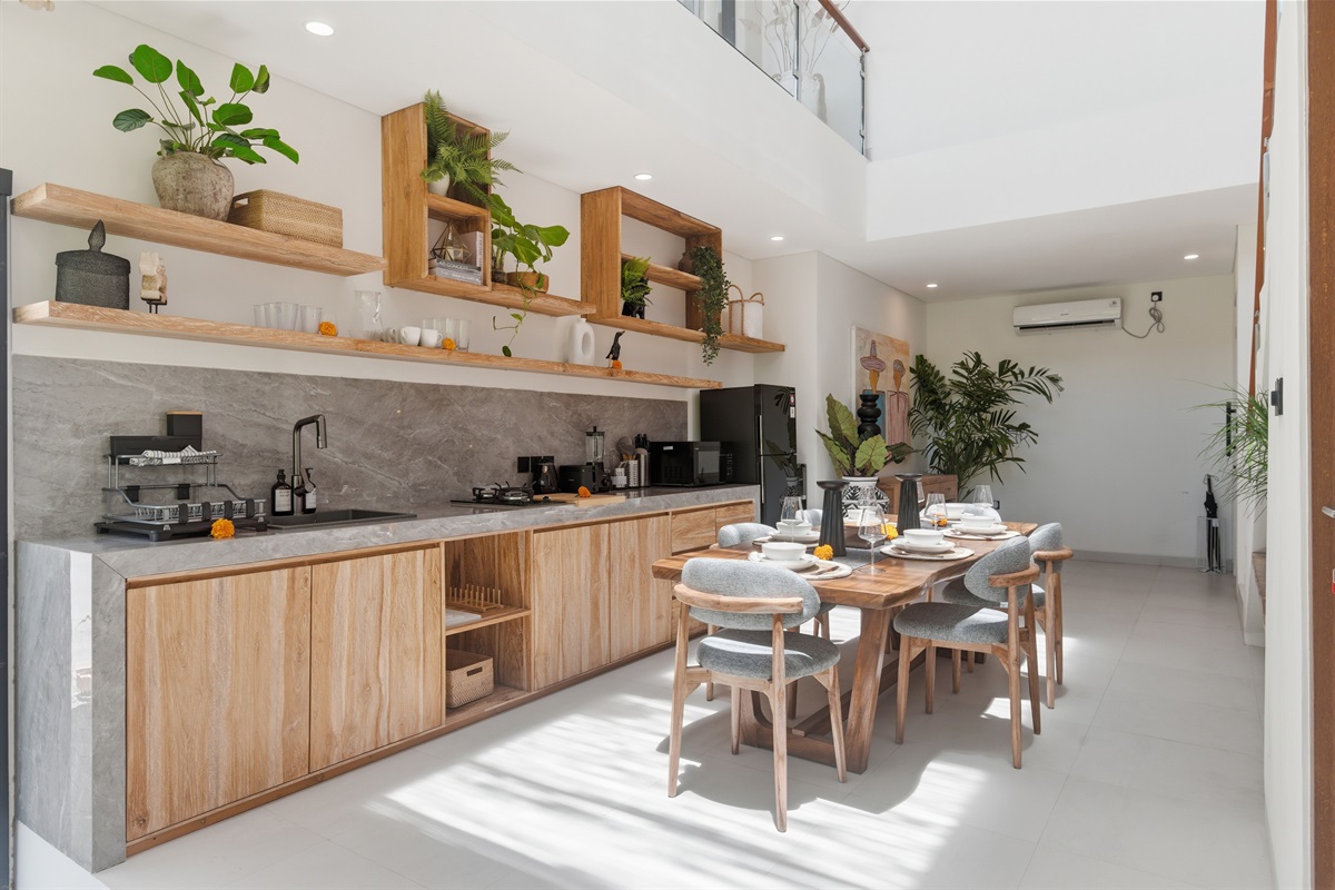 Dining Area & Kitchen