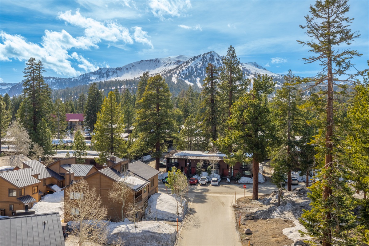 Three private balconies offer sweeping views of the Sherwins, Lincoln Mountain, and Mammoth Rock—your front-row seat to Mammoth’s alpine landscape.