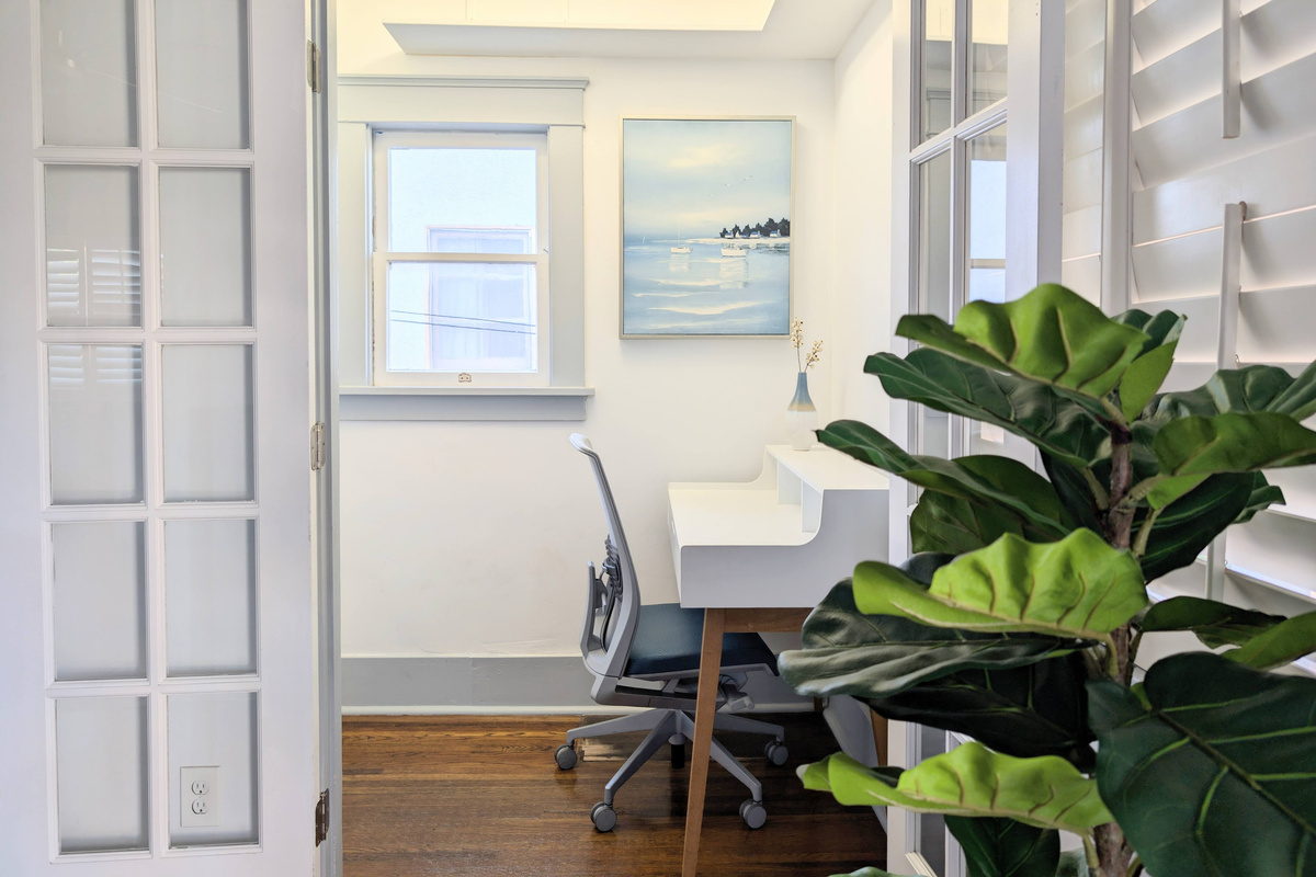 💻 Stay productive in a dedicated home office featuring a comfortable desk, ergonomic chair, and a quiet workspace, perfect for remote work or studying.