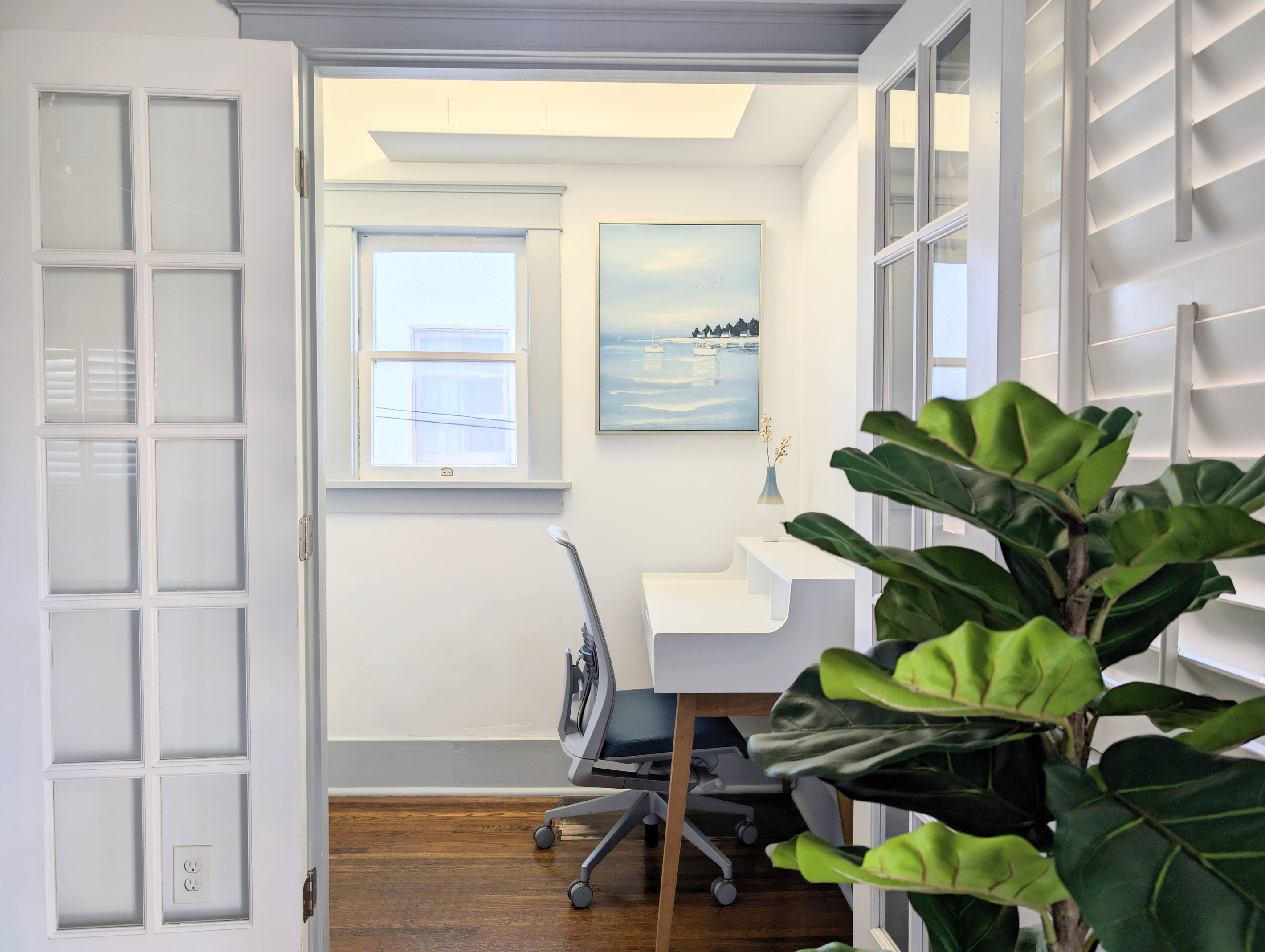 💻 Stay productive in a dedicated home office featuring a comfortable desk, ergonomic chair, and a quiet workspace, perfect for remote work or studying.