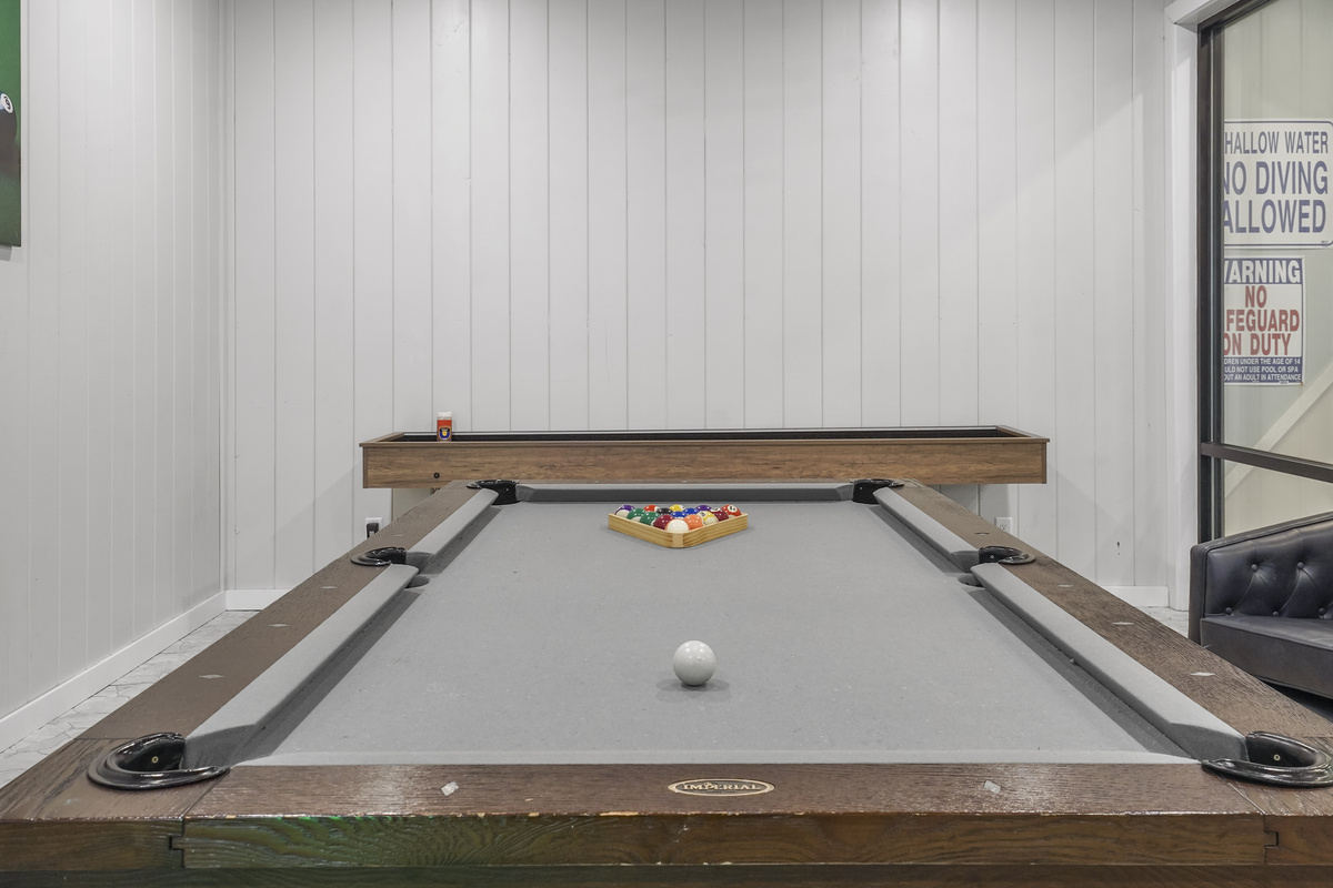 Game room - pool table, detail