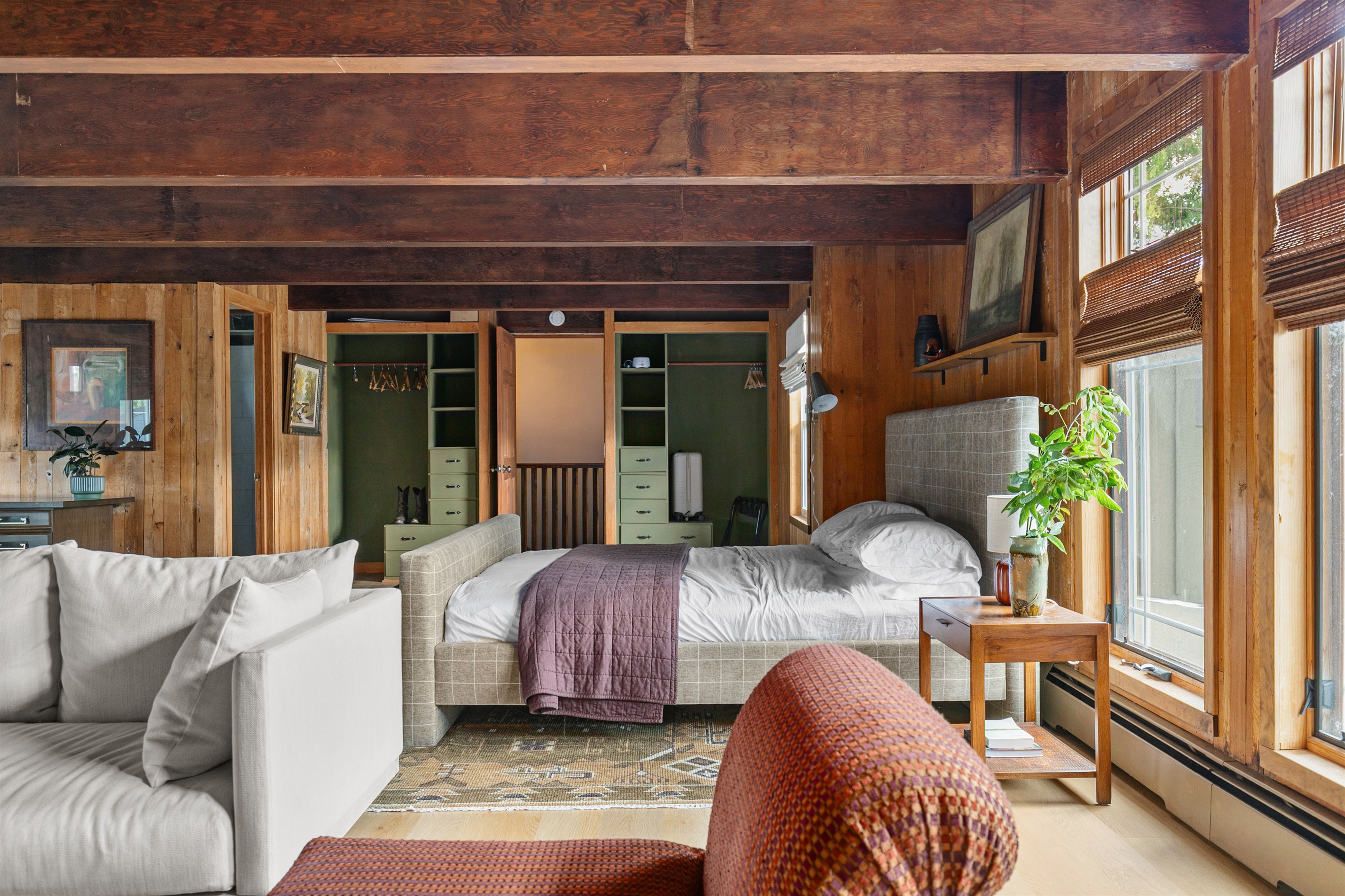 The room’s modern design blends clean lines and stylish details, creating a space that feels both contemporary and inviting.