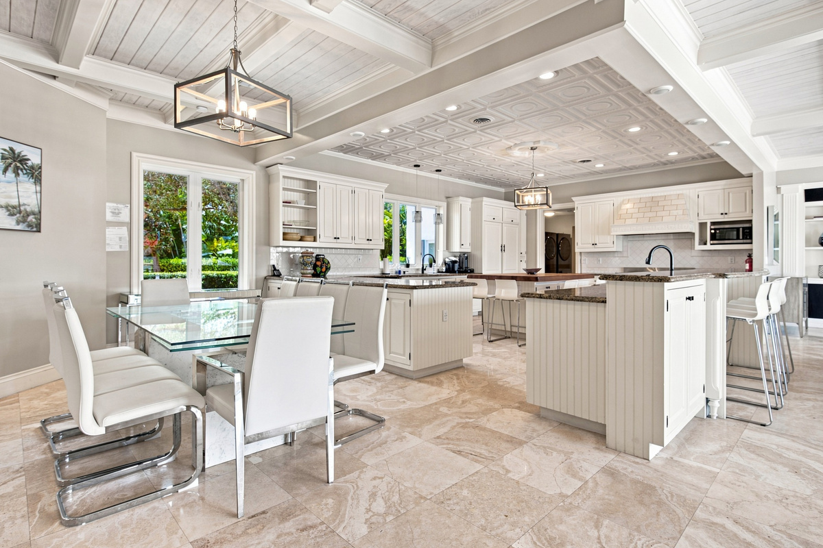 Family dinning Table extends for extra people