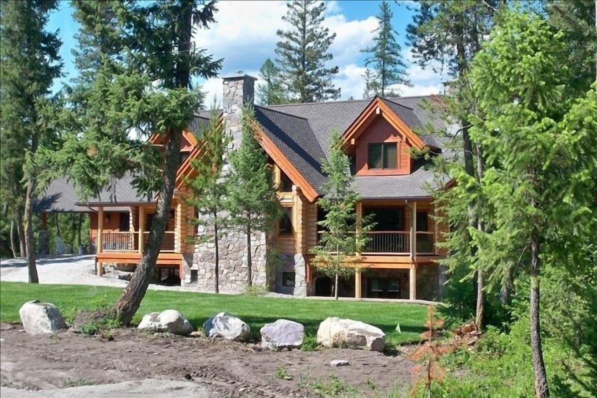 Beautiful log home near Glacier National Park  in Whitefish Montana