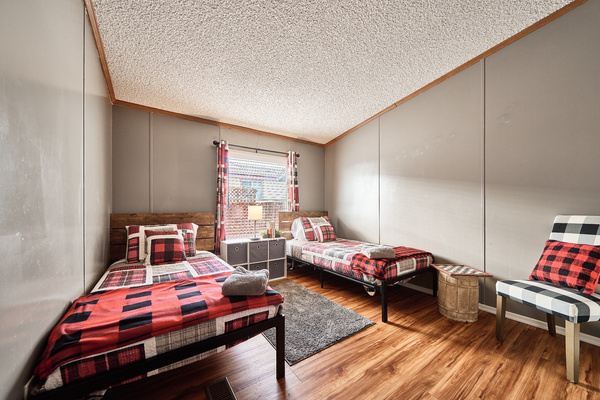 Bedroom #2 feat. (2) Twin Beds