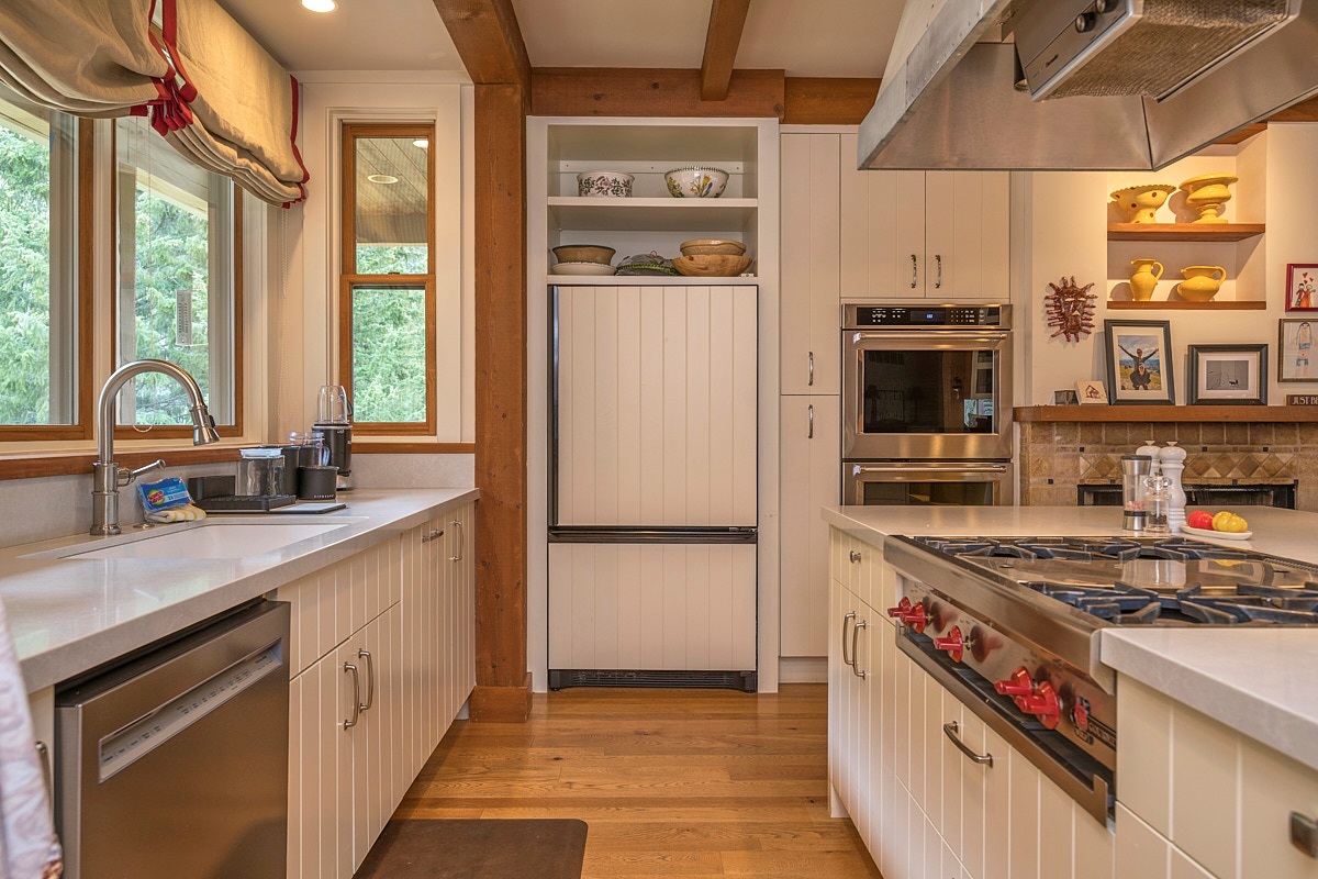 Kitchen with Double ovens, Gas cooktop