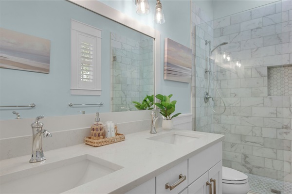 King Bathroom (1st floor)