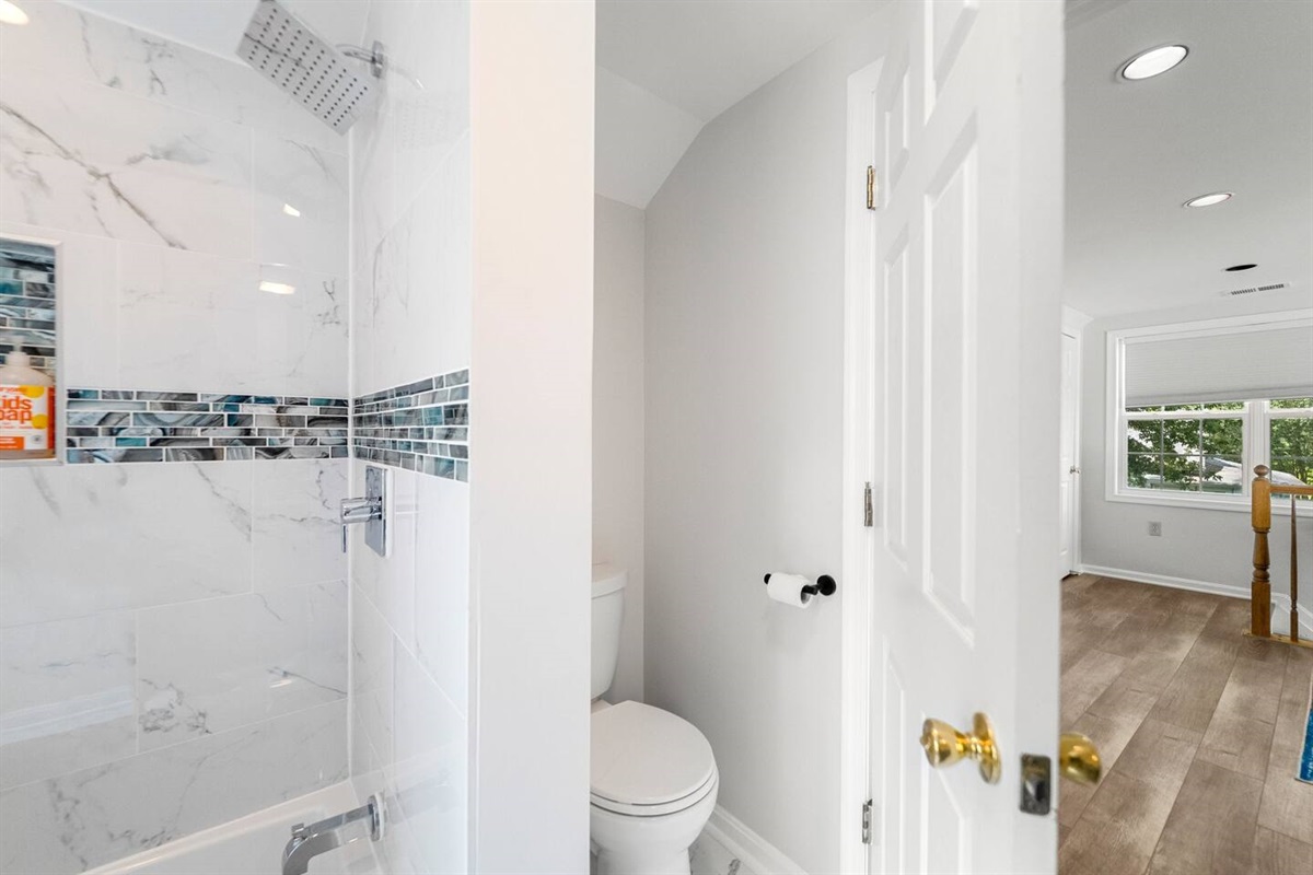 Full Bathroom 2
