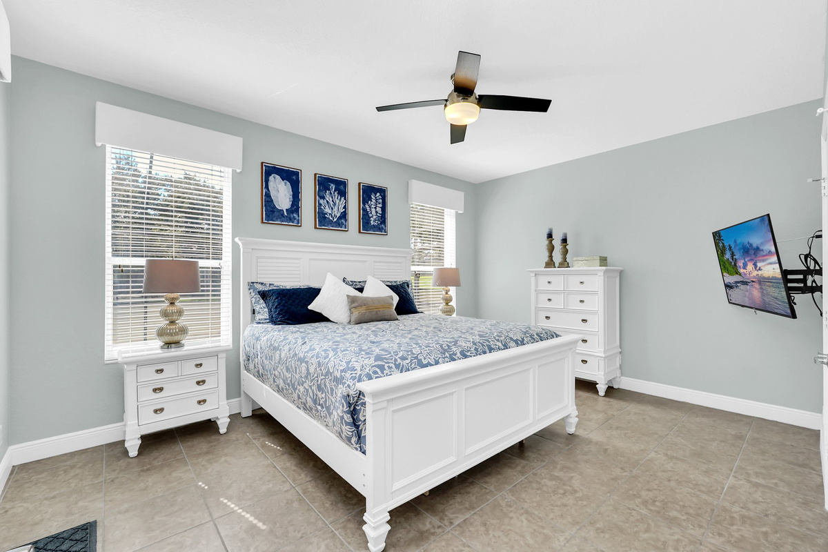 Master Bedroom - 1st Floor - King Bed