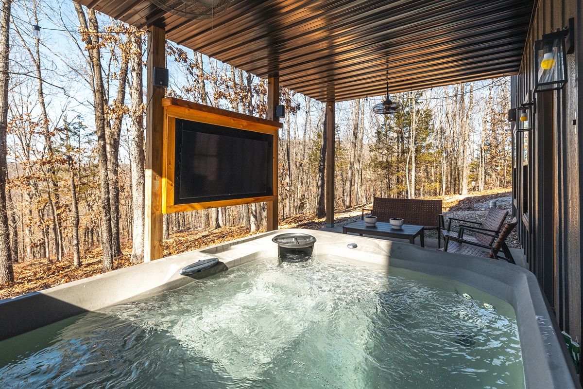 Hot tub & TV!
