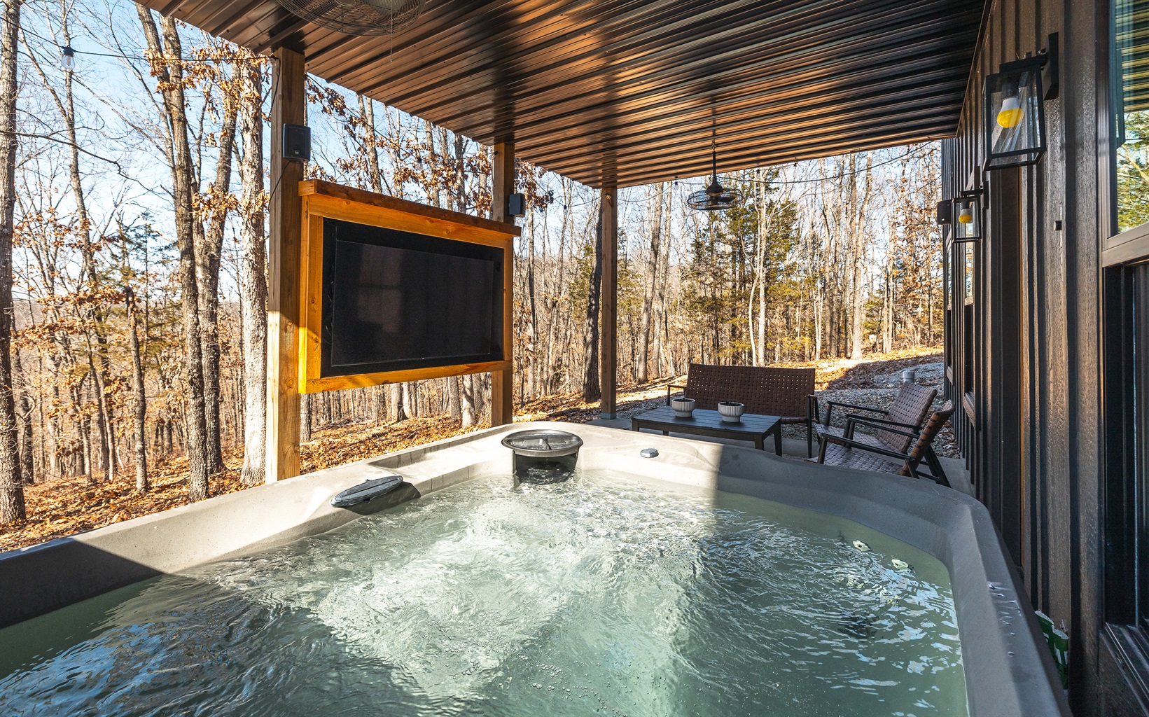 Hot tub & TV!