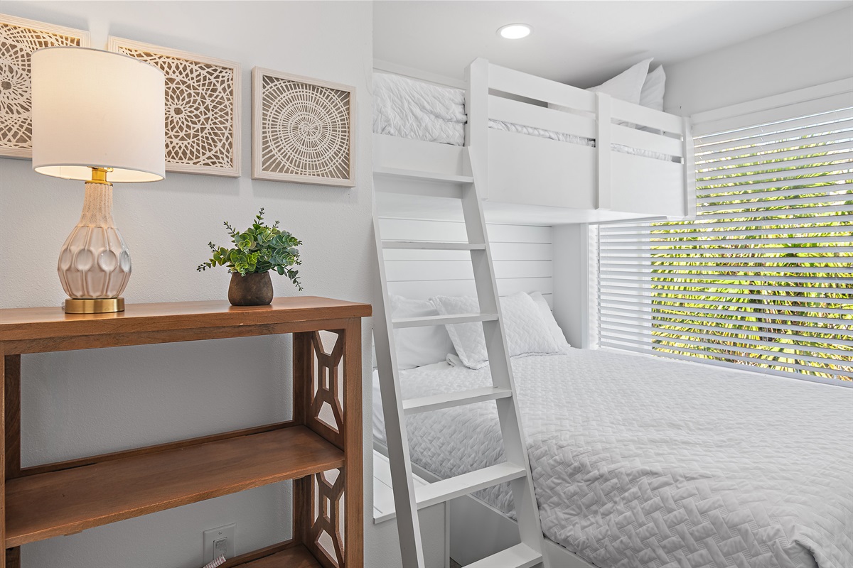 3rd Floor - Bedroom 3: Queen bed with Twin Bunk, access Full Hallway Bathroom with Walk in Shower on 3rd Floor, Smart TV (Sleeps 3)