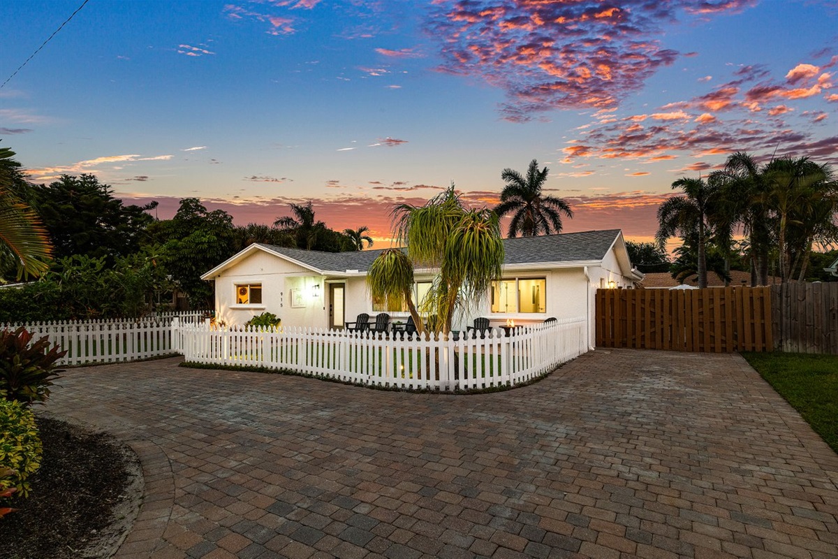 Spacious circular driveway