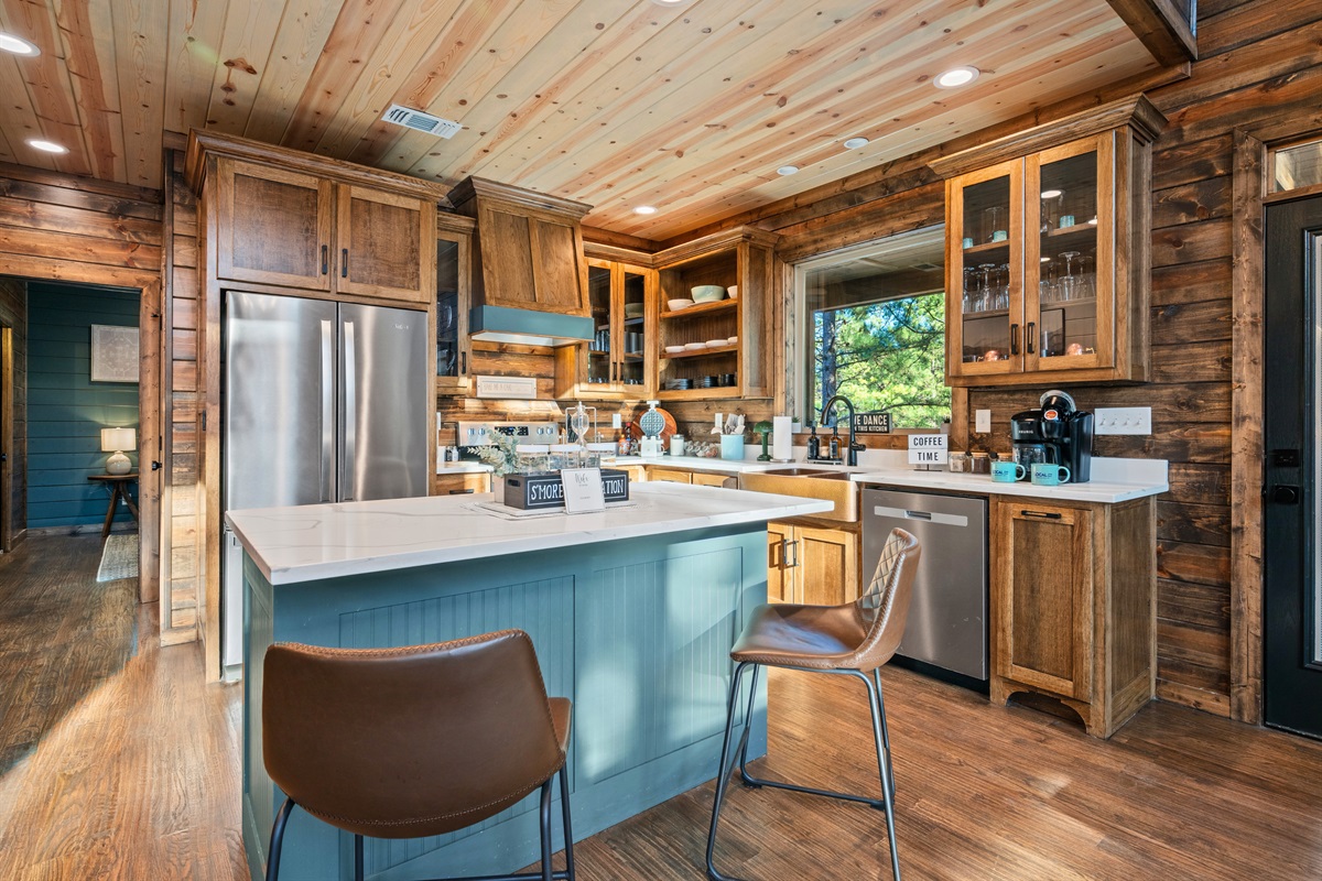 With generous counter space and a layout that lets everyone help out, this kitchen is perfect for everything from big breakfasts to late-night snacks.