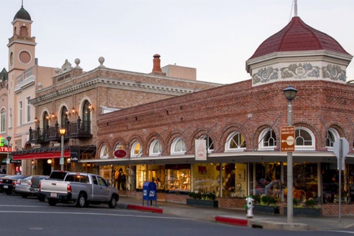 Here is just one shot of a Plaza corner, exemplifying Sonoma's great Plaza arena